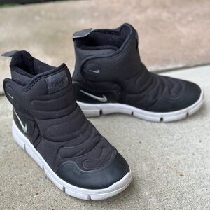 NIKE Boys/Girls Unisex Novice Boots Black White Silver